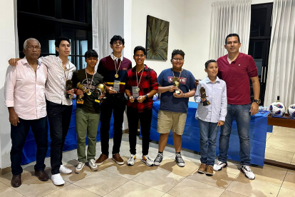 Los profesores Víctor Montoya (d) y Manuel Montoya (i) condecoraron al mejor futbolista, mejor portero, mejor gol, de su academia de fútbol.