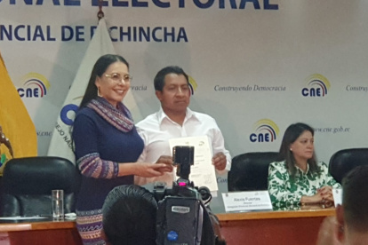 La presidenta del CNE, Diana Atamaint, estuvo presente en la entrega de las credeciales.
