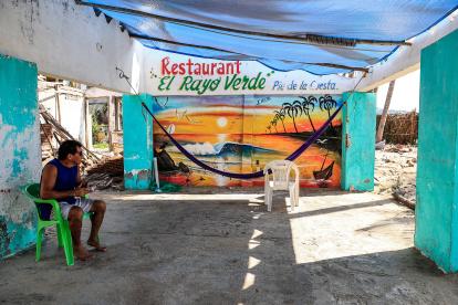 La tristeza por la escasez de turismo se apodera de los habitantes de las playas mexicanas de Acapulco, donde negocios se mantienen cerrados tras casi dos meses del huracán Otis