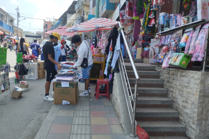 Aceras. Las que fueron regeneradas ni se lucen. Las veredas no dan paso al peatón, sino que son ocupadas por los vendedores informales.