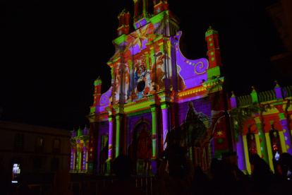 Evento. En la iglesia principal de la localidad se proyectaron a los Reyes Magos.