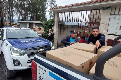 Operativo. El pasado 21 de diciembre, los agentes metropolitanos y la Policía Nacional retiraron 510 cajas de pirotecnia que se expendía sin permiso en el barrio Los Álamos, vía Los Chillos.
