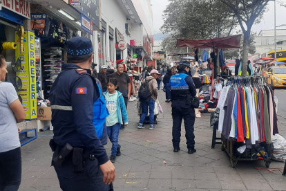 Rol. Los agentes sancionan a los vendedores que no tienen permisos.