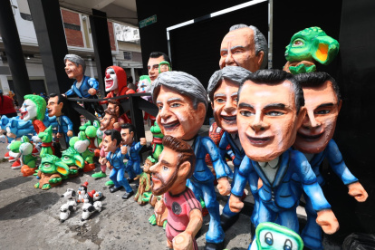 Se han realizado monigotes de las figuras de la política.