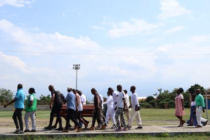 Guachené. Cuerpo del alcalde asesinado, era llevado por sus familiares.