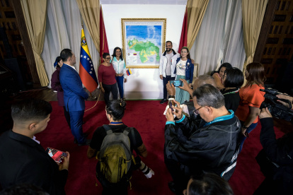 Diputados de la Asamblea Nacional se toman con un nuevo mapa de Venezuela al que se le añade al Esequibo.