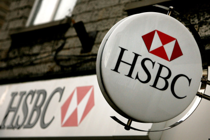 ARCHIVO - 11 de diciembre de 2012: HSBC, banco con sede en Reino Unido han acordado una solución 1,9 USD con autoridades de Estados Unidos después de haber admitido pobres reglamentos internos y controles en el lavado de dinero de los cárteles de la droga y países sujetos a sanciones de la ONU CALLE, Reino Unido - 03 de marzo: El logo de HSBC se muestra fuera de una sucursal de HSBC, el 3 de marzo de 2008 en la calle, Reino Unido. HSBC, el mayor banco del Reino Unido, ha dicho que ha hecho una pérdida 8.7bn GBP, después de la caída del mercado inmobiliario de Estados Unidos alcanzó el valor de sus préstamos. Las pérdidas del banco se dice que son el mayor rebaja de del Reino Unido cinco grandes, ya que tiene una gran cantidad de negocios y operaciones en los EE.UU., sin embargo sus beneficios anuales todavía subieron un 10 por ciento a 12.2bn GBP, más que el año anterior. (Foto por Matt Cardy / Getty Images). FILE - DECEMBER 11, 2012: UK based bank HSBC have agreed a 1.9 USD settlement with US authorities having admitted poor internal regulations and controls in laundering money from drug cartels and countries subject to UN sanctions STREET, UNITED KINGDOM - MARCH 03: The HSBC logo is displayed outside a branch of HSBC on March 3 2008 in Street, United Kingdom. HSBC, the UK"s largest bank, has said it has made a 8.7bn GBP loss, after the decline in the US housing market hit the value of its loans. The bank"s losses are said to be the biggest write-down of the UK"s big five because it has a lot of business and operations in the USA, however its annual profits still rose 10 percent to 12.2bn GBP, up from the year before. (Photo by Matt Cardy/Getty Images).