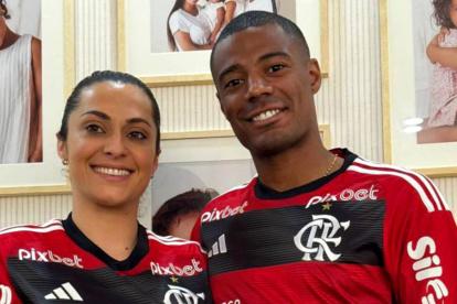 Nicolás de la Cruz y su esposa ya lucieron la camiseta del Flamengo.