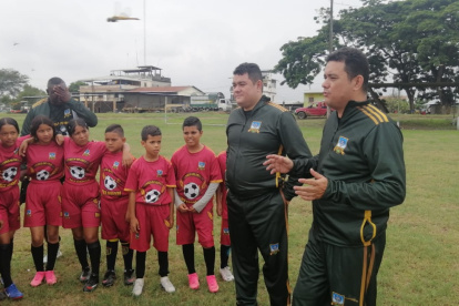 Los mellizos Xavier y Joel Cedeño Morán en una de las charlas con los futbolistas.