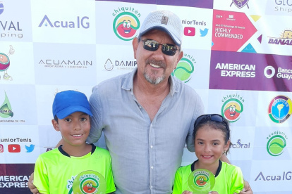 Eduardo Naranjo y Helena Zambrano (Pelotas Verdes), en la premiación.