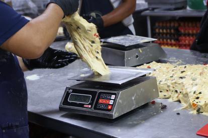 Elaboración. La balanza, en la elaboración de panetones, se usa para pesar los ingredientes y luego la masa.