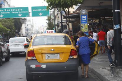 Transporte. Una usuaria toma un taxi en el centro de ciudad de Guayaquil.