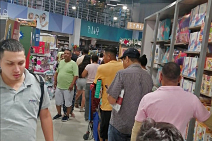 Juguetería. La larga fila del domingo 24 de diciembre para pagar.