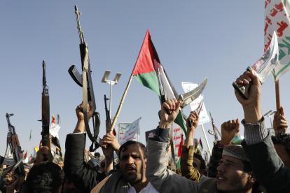 Hutíes protestan contra la operación multinacional para salvaguardar el transporte marítimo en el Mar Rojo, en Sana, en una imagen del 22 de diciembre de 2023.