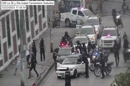 Hecho. Agentes de Control Municipal en coordinación con la 
@PoliciaEcuador
 detuvieron a un hombre armado que realizó disparos en los alrededores del cementerio del Suburbio. 

Prevenimos así el cometimiento de delitos en las zonas de concentración de ciudadanos durante estas fiestas.