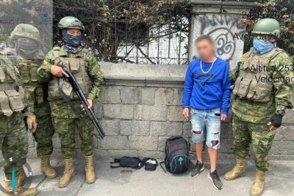 El informe detalla que el sospechoso llevaba una mochila negra y en el interior se encontraron nueve municiones.