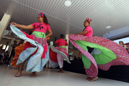 Un grupo de mujeres baila bullerengue durante una presentación, el 9 de diciembre de 2023, en San Juan Nepomuceno, en el norteño departamento de Bolívar