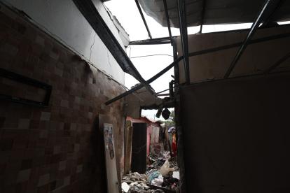 Explosión en socio vivienda 2 deja una persona fallecida y daños materiales en varias casas.