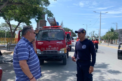 Miembros del Cuerpo de Bomberos fueron los encargados de dar agua a algunas comunidades afectadas.