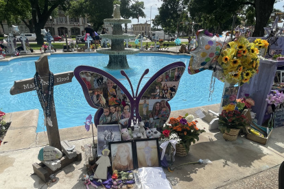 Una parte del memorial instalado en honor a las víctimas de la matanza de la Escuela Primaria Robb en Uvalde, Texas (EE.UU.)