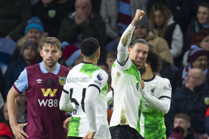 Burnley (United Kingdom), 26/12/2023.- Darwin Nunez of Liverpool celebrates after scoring the opening goal during the English Premier League soccer match between Burnley FC and Liverpool FC, in Burnley, Britain, 26 December 2023. (Reino Unido) EFE/EPA/PETER POWELL EDITORIAL USE ONLY. No use with unauthorized audio, video, data, fixture lists, club/league logos, "live" services or NFTs. Online in-match use limited to 120 images, no video emulation. No use in betting, games or single club/league/player publications.