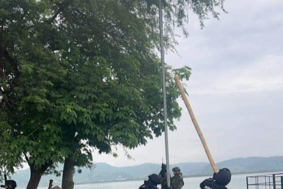 Acto. Con una caña se ‘tumbaron’ cámaras de vigilancia instaladas con los grupos delictivos.