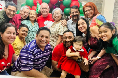 Carlos Julio Gurumendi con su familia.