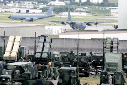 Un sistema de misiles Patriot listo para su puesta en funcionamiento en la base aérea Kadena, en la isla meridional japonesa de Okinawa.