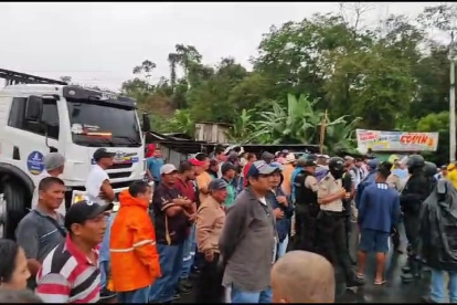 Trabajadores municipales han obstaculizado la vía.