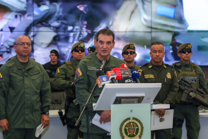 El director de la Policía de Colombia, general William René Salamanca (c) mientras habla hoy, durante una rueda de prensa en Bogotá (Colombia).