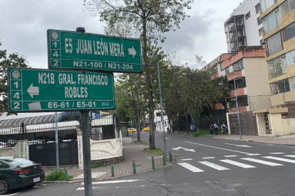 La nomenclatura vial de Quito contempla la identificación de las vías a través de códigos alfanuméricos.