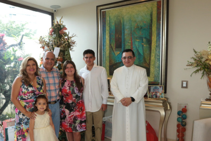 Mariuxi Montenegro de Ortiz, Carlos Ortiz, junto a sus hijos Mía Valentina, Carlos Eduardo y Gía Aracelly, y el padre Mauricio Romero.