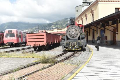 Los vagones están abandonados y vandalizados.