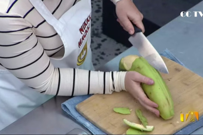 Momento en el que Nikky intenta pelar un verde.