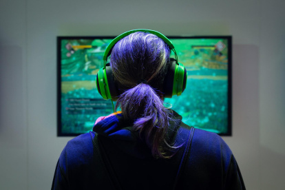 Fotografía de archivo de un visitante en una feria de videojuegos.