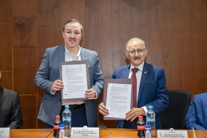 Vicente Mejía, director de Capital Humano de Arca Continental Ecuador, y Walter Mera, rector de la Universidad Católica de Santiago de Guayaquil.