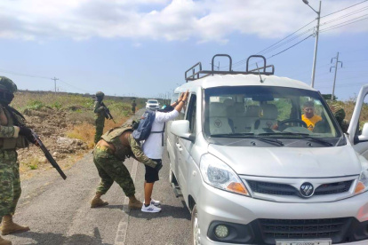 Carretera. En las vías principales que conectan a un cantón con otro, o que conducen a la Ruta del Spondylus o Guayaquil se ha visto a los militares esta semana haciendo controles.