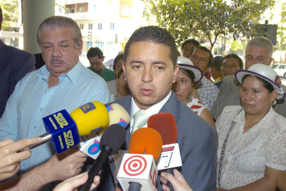 Fotografía de archivo en la que se registró al presidente ejecutivo del grupo de asesoría legal 1800migrante, William Murillo (c), al atender a la prensa , en Murcia (España).