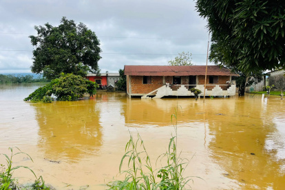 Zonas agrícolas y pobladas de la parroquia Febres Cordero amanecieron inundadas este miércoles 27 de diciembre.