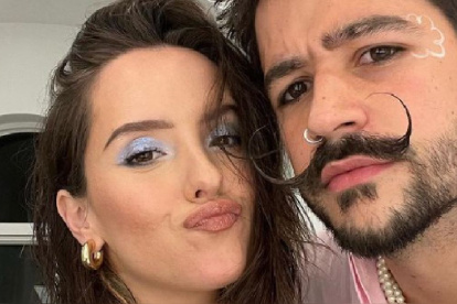 Evaluna ha sido tachada de irresponsable y de haber tomado una elección peligrosa, tanto para ella como para su bebé. En la foto con su marido, Camilo.