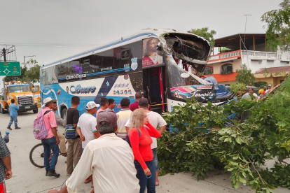 Agentes de la Unidad de Rescate (UREM) y de la OIAT tratan de identificar al conductor de la unidad.