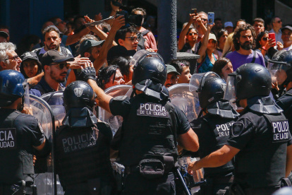 Manifestantes se enfrentan a la policía hoy, durante una marcha contra el Gobierno del presidente Javier Milei, en Buenos Aires (Argentina).