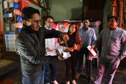 El presidente de San Blas, Juan Carlos Roja habla con los vecinos sobre como rescatar las tradiciones de su barrio