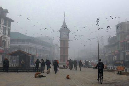 Una zona central de Nueva Delhi es fotografiada este miércoles 27 de diciembre de 2023 bajo una densa neblina.