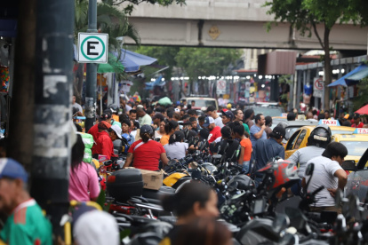 Enfrentamiento entre metropolitanos y comerciantes informales esta mañana en Ayacucho y Eloy Alfaro (paseo comercial huayna capac)