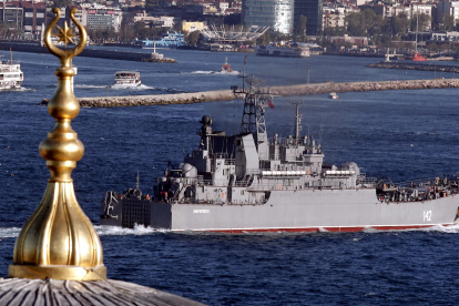 Imagen de archivo del gran buque de desembarco "Novocherkassk" navegando junto a la costa del Bósforo, en Estambul (Turquía).