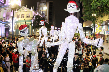 El desfile Gigantes de Luz recorrió la avenida 9 de Octubre la noche del miércoles 27 de diciembre.