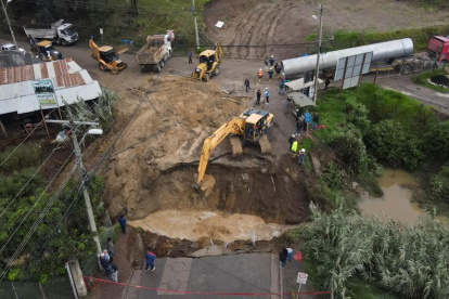 Un socavón en la vía Monay- Baguanchi dejó sin agua potable a más de 5.000 personas en Cuenca.