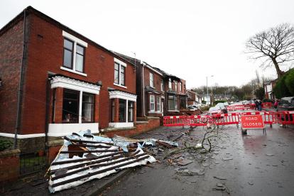 Los escombros de las casas dañadas ensucian la calle en Hough Hill Road después de un tornado localizado en Tameside, Gran Bretaña, el 28 de diciembre de 2023.