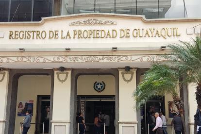 Derecho. El Patrimonio Familiar en Ecuador es reconocido en la Constitución de 1996 en su artículo 33.